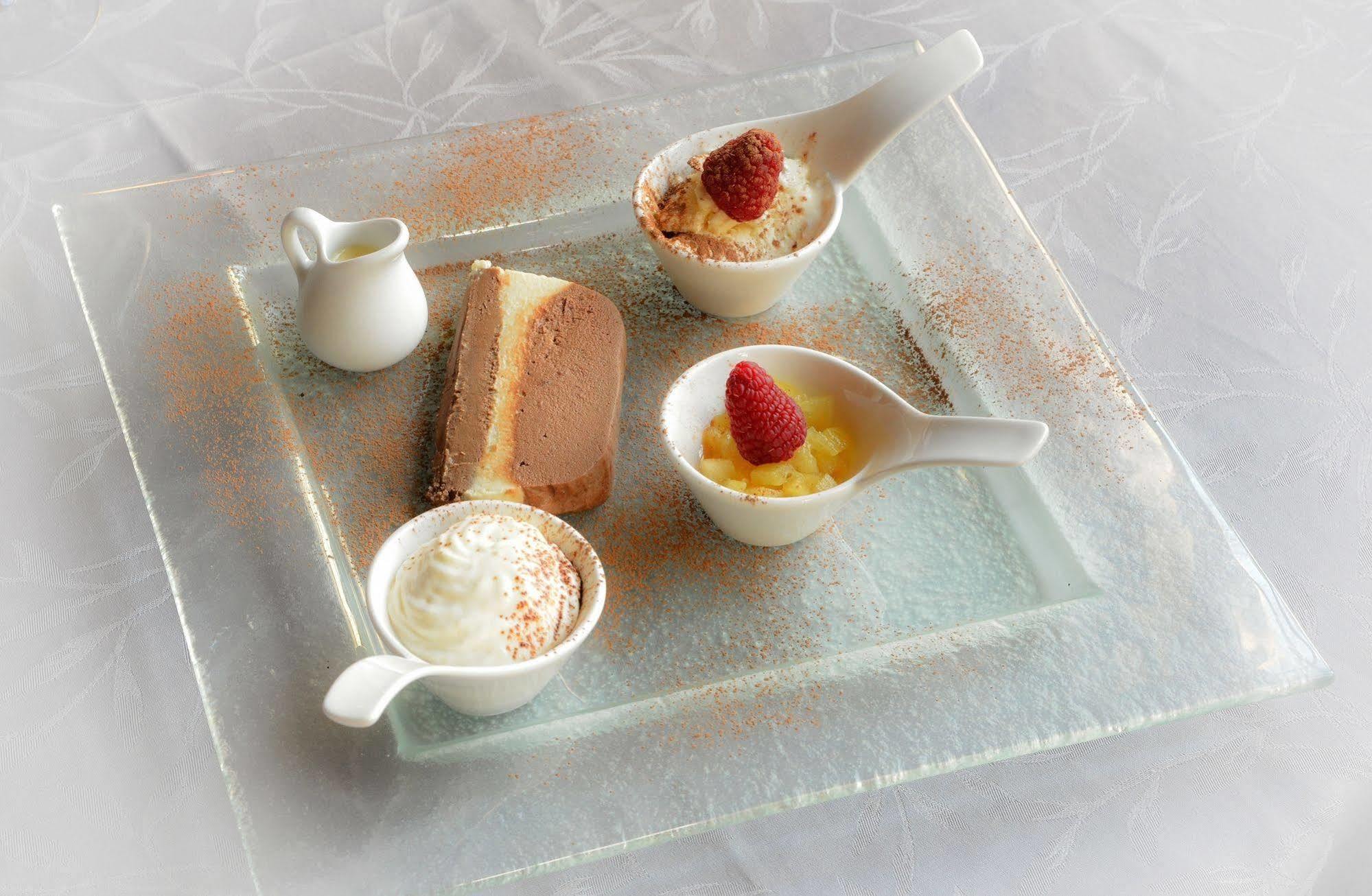 Logis Hotel Et Restaurant Du Dauphin Sées Εξωτερικό φωτογραφία