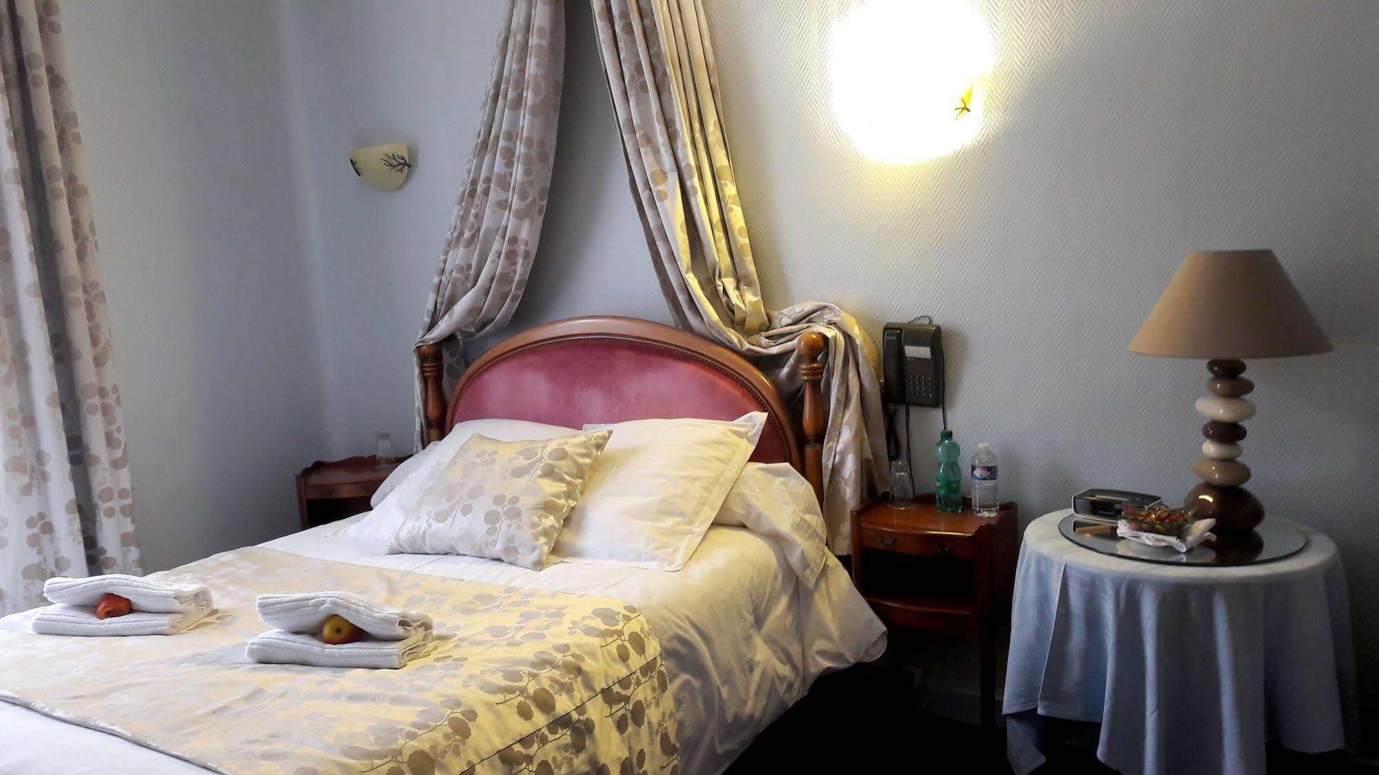 Logis Hotel Et Restaurant Du Dauphin Sées Εξωτερικό φωτογραφία
